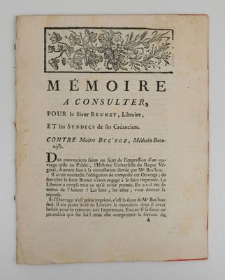 un vieux livre écrit posé sur une table