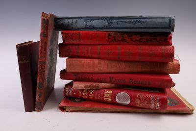 livres empilés sur une surface blanche