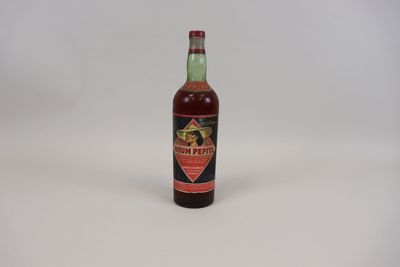 une image représentant une bouteille de vin rouge posée sur une surface blanche