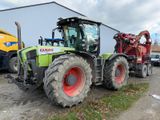un tracteur garé devant un bâtiment
