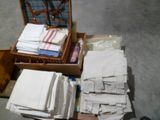 une valise remplie de serviettes pliées et une valise remplie de serviettes pliées