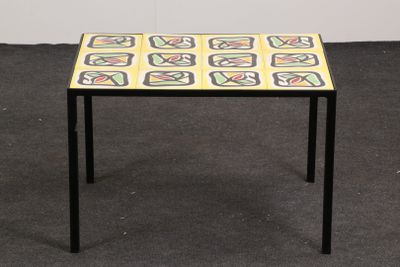 une petite table ornée d'un motif jaune et noir