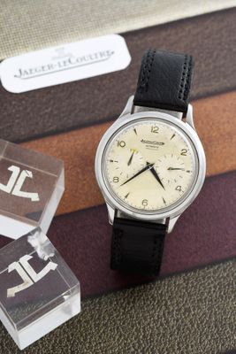 une montre posée sur un livre