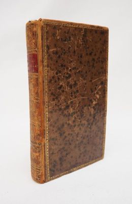 un vieux livre posé sur une surface blanche