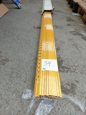 un long banc en bois sur lequel est posée une pancarte, au milieu d'un entrepôt