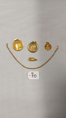 Plusieurs bijoux en or sont exposés sur un fond blanc