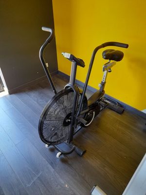 un vélo qui traîne dans un coin de la pièce