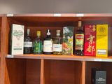 de nombreuses bouteilles d'alcool sur les étagères de la pièce