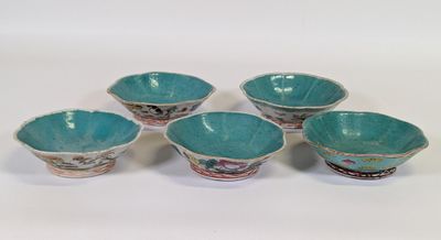six bols bleus et blancs ornés de motifs sur un fond blanc