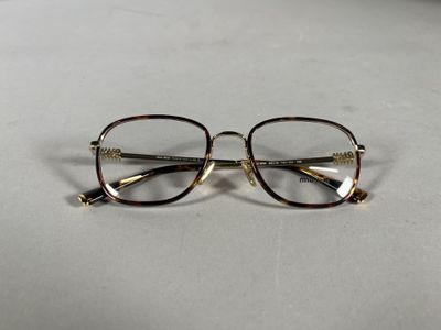 des verres posés sur une table avec un fond blanc