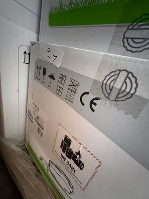 une boîte blanche recouverte d'autocollants, posée par terre