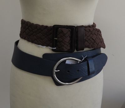 un gros plan sur le torse d'un mannequin portant une ceinture