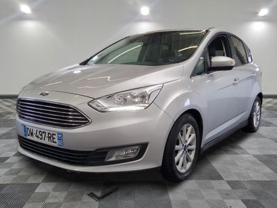 La Ford C-Max argentée est garée sur un sol à damier