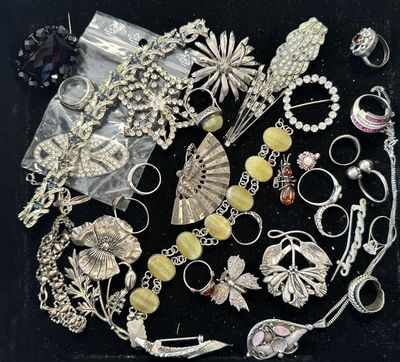 de nombreux bijoux en argent sur un fond noir
