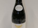 une bouteille de vin posée sur une table