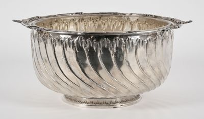 Coupe à punch en argent, le corps à décor de côtelé, la bord… - Photo 1