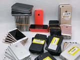 de nombreux modèles différents de téléphones portables posés sur une table