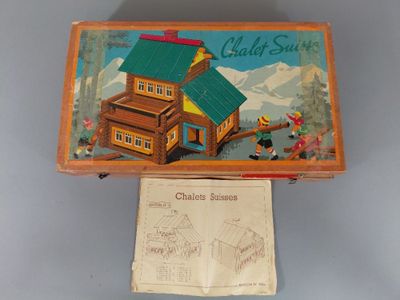 une petite boîte en bois sur laquelle est représentée une cabane