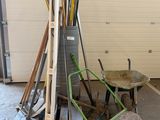 un tas d'outils et une brouette dans un garage