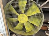 un ventilateur posé dans un coin de la pièce