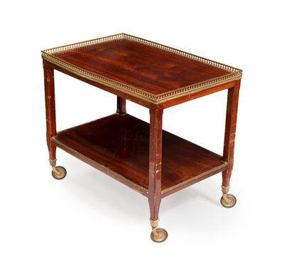 une image représentant une table en bois munie de roulettes et sur laquelle se trouve un plateau