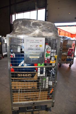 un chariot métallique contenant de nombreux articles dans un entrepôt