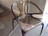 une chaise en plastique posée devant un radiateur