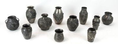 un grand nombre de vases posés sur une table