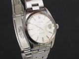 Gros plan sur une montre-bracelet à cadran blanc