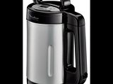 un gros plan d'une cafetière noire et argentée sur fond blanc