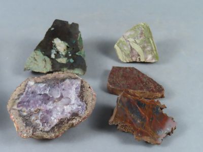 plusieurs types de roches différents posés sur une table avec un fond gris