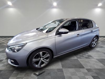 la voiture argentée est garée dans le garage sur un sol en damier