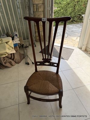 a chair that is sitting in the corner of a room