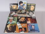 beaucoup de cd de musique et de cd sur la table