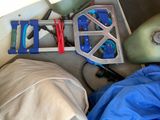 une photo d'un bateau dans lequel se trouvent de nombreux outils