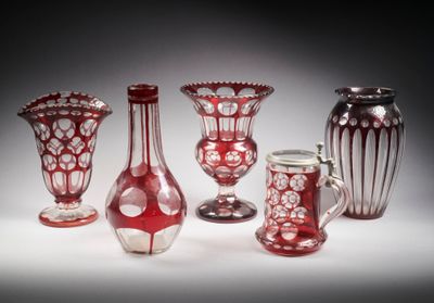 cinq vases et deux tasses posés sur une table