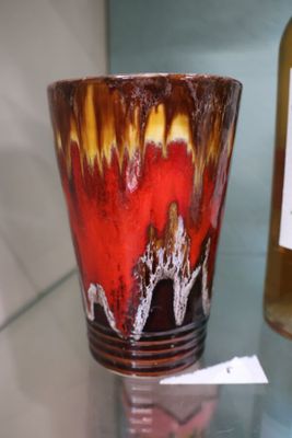 un verre posé sur une table en verre