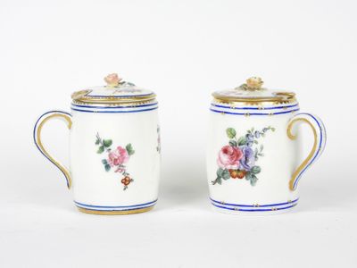 paire de tasses à café en porcelaine ornées de fleurs et d'un bord doré