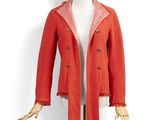 une photo d'un mannequin portant un manteau rouge et une chemise blanche