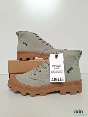 une paire de chaussures grises avec une étiquette dessus