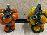 deux vases décorés d'oranges, posés sur une table