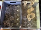 deux bacs en plastique remplis de bouteilles d'eau vides posés sur une table