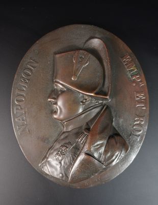 une image représentant une médaille de bronze à l'effigie d'un homme en uniforme