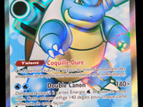un gros plan d'une carte Pokémon représentant un Pokémon bleu et jaune