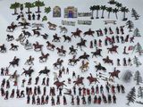 une photo d'une collection de figurines de soldats et de chevaux
