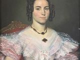 tableau représentant une femme en robe rose assise sur une chaise rouge