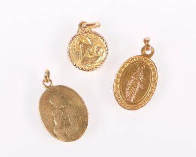 trois pendentifs plaqués or représentant la Vierge de Guadalupe et la Vierge de Guadalupe