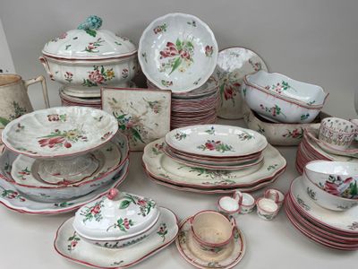 de nombreux types de plats et de tasses sur la table