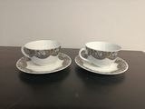 deux tasses et soucoupes sont posées sur une table