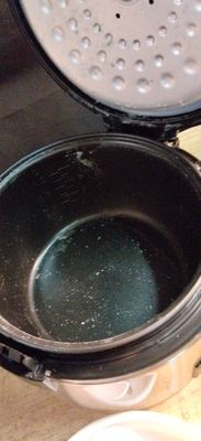 un gros plan d'une casserole avec son couvercle posée sur une table